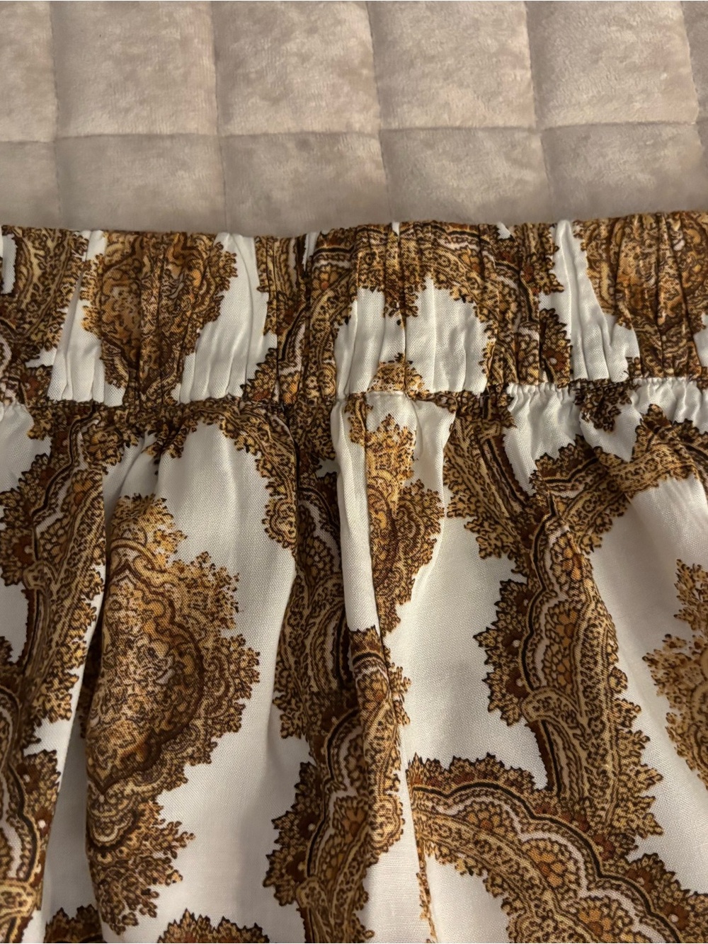 H&M Shorts Women’s Size 4 with White/Gold Paisley Print - Picture 4 of 11